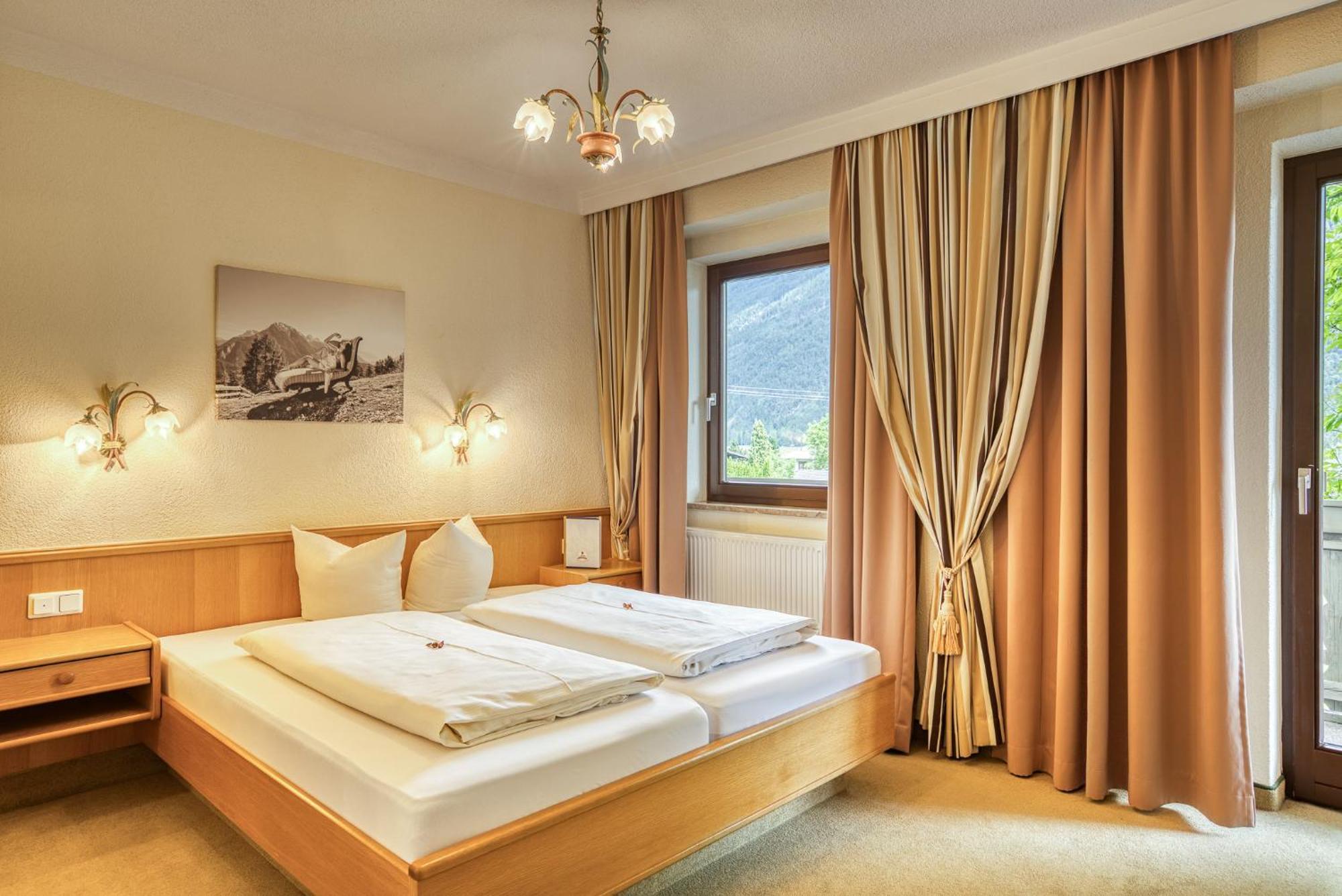 Hotel Zum Lamm Tarrenz Exterior foto